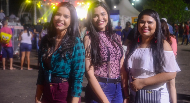 As amigas Tiane Souza, Amanda Lima e Francisca de Souza (Esq/dir.) dançaram todas as músicas tocadas