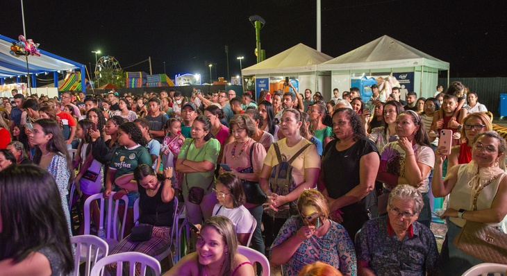 Público emocionado com artstas no Palmas Capital da Fé