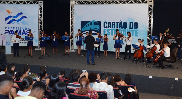 Orquestra de Cordas da Escola Municipal Monsenhor Pedro Pereira Piagem animou o público presente