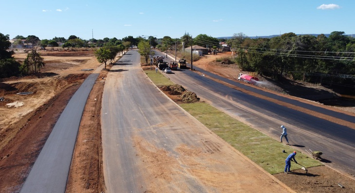 Com a conclusão das etapas de drenagem, terraplanagem e pavimentação, obra segue para melhorias complementares