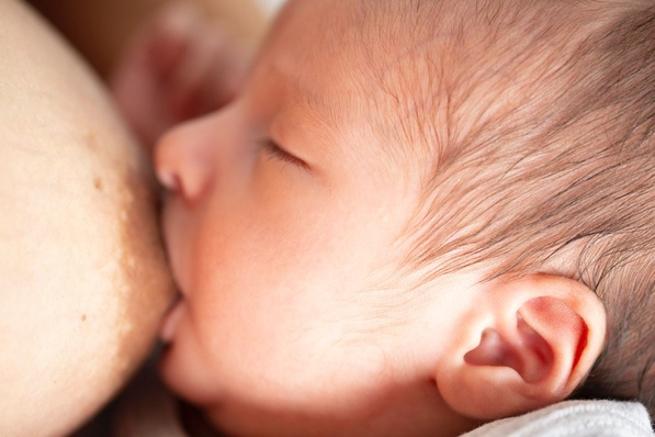 Aleitamento materno é excelente para a saúde do bebê e ainda previne doenças nas mães