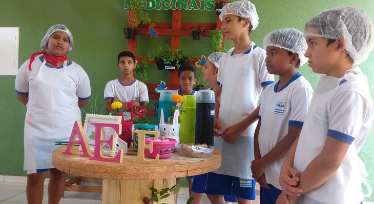 Os alunos da sala de recursos multifuncionais abordaram as propriedades das plantas medicinais e da flora nativa do Cerrado.   
