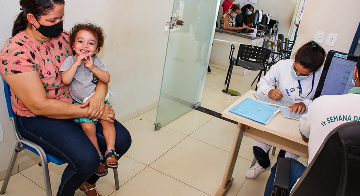 Aldeniza Costa levou o filho Arthur para atualizar a caderneta de vacina na USF da Arno 44