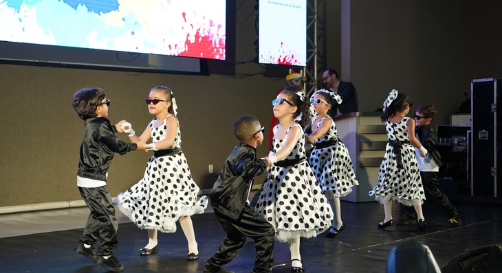 Beleza, graciosidade e encantamento das crianças em mais de 40 performances de dança