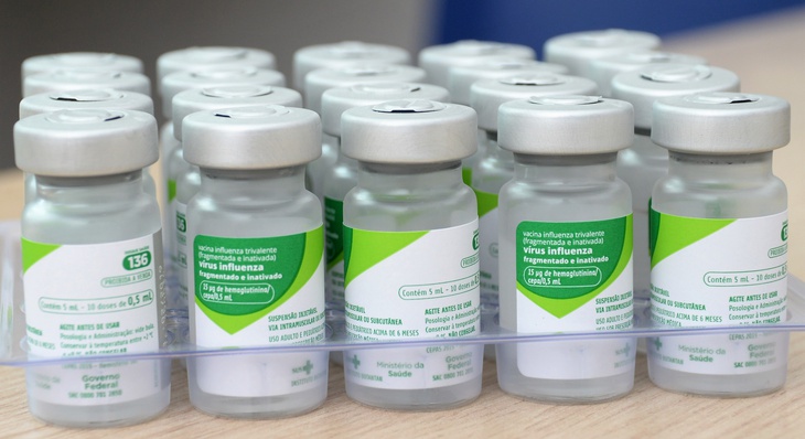 As doses estão disponíveis em 32 salas de vacinas da Capital que funcionam das 8 às 17 horas