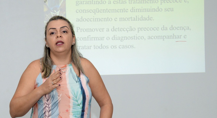 A parte teórica é ministrada pela enfermeira do Serviço de Referência em Triagem Neonatal da Apae de Araguaína, Bethânia Oliveira