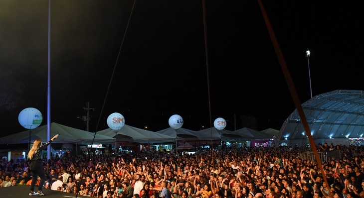 Vista do palco do grande público durante show de Aline Barros na última noite de Capital da Fé