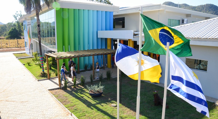 A escola, segundo Cinthia Ribeiro,  é resultado da soma dos esforços de grandes homens e mulheres que acreditam na força transformadora chamada educação