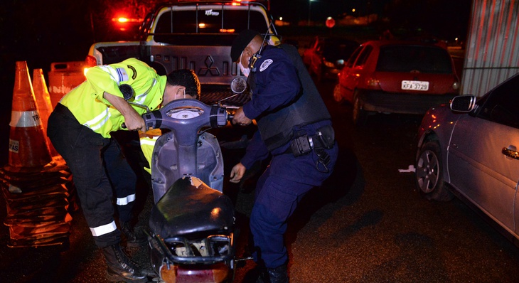 Os agentes de trânsito também removeram uma motocicleta com placa adulterada