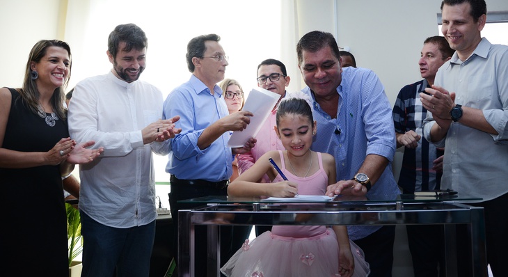 Ana carolina Farias Nascimento, 9 anos, foi testemunha da assinatura da parceria