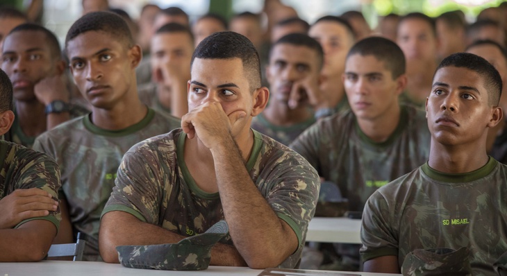 Soldados participam atentamente da palestra do 'Projeto Recreião'
