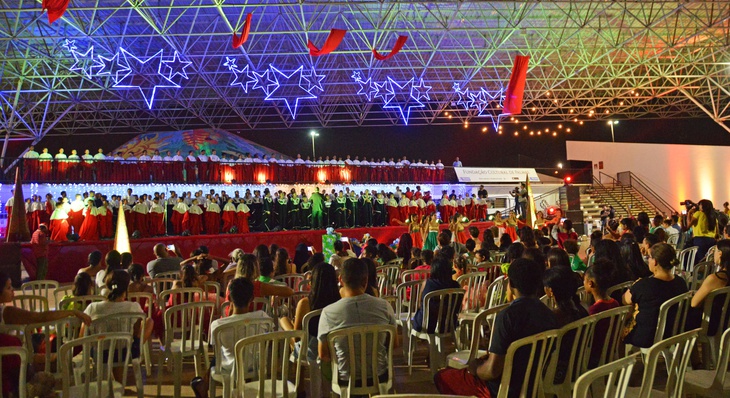 Trezentas crianças da ETI Padre Josimo entoaram canções natalinas na grande Praça do Espaço Cultural José Gomes Sobrinho