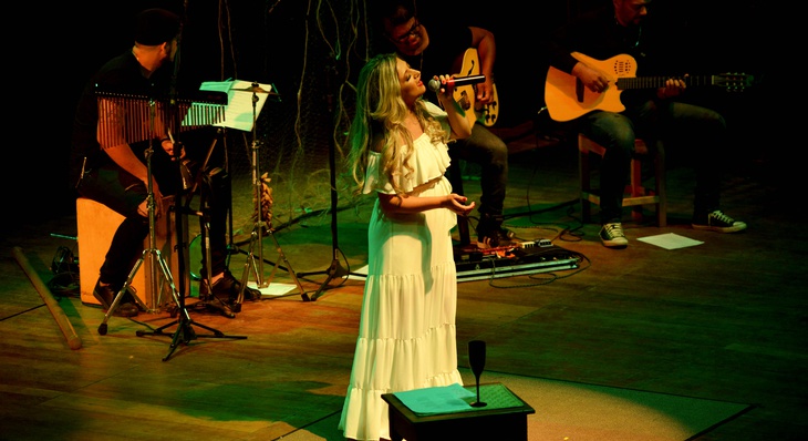 A cantora Anne Raely se apresentou no projeto em 2018