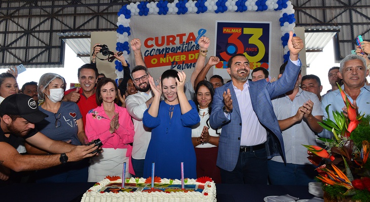Prefeita Cinthia, governador Wanderlei e autoridades e lideranças locais durante celebração de aniversário em feira coberta