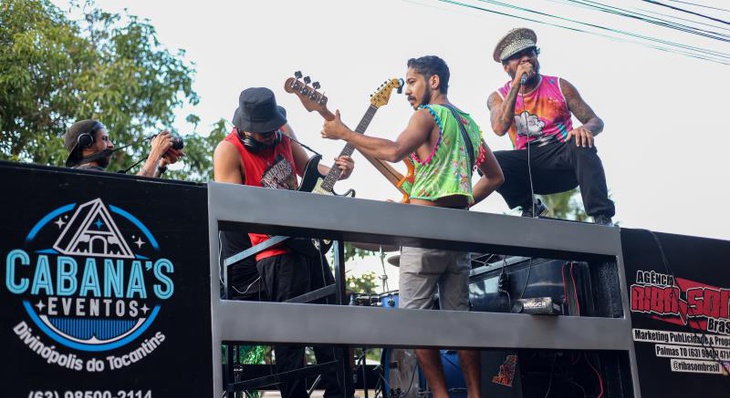 O cantor Fernando Magoo animou os foliões de Taquaruçu ao puxar o trio elétrico pelas avenidas do Distrito