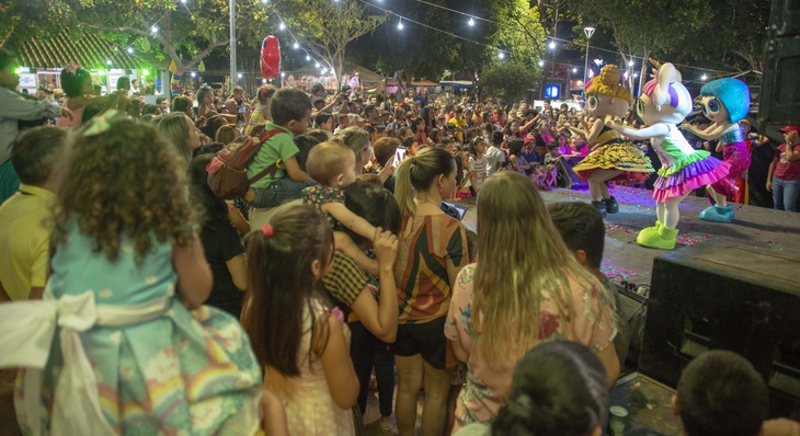 O tablado na Praça Tarcísio Machado contou com atividades voltadas às crianças