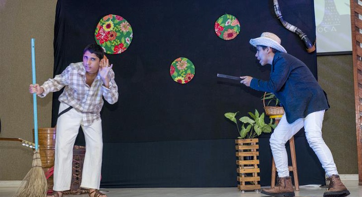 Atuação dos alunos durante o espetáculo musical ‘O rico avarento’, peça teatral adaptada, do autor Ariano Suassuna