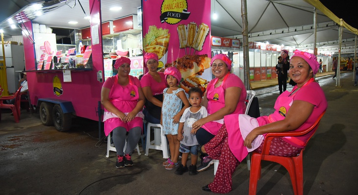 Espaço totalmente caracterizado com a cor rosa, o food truck  ‘Pancares Food’ chamava a atenção 