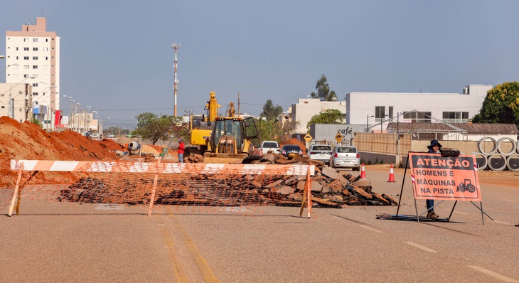 Máquinas realizam escavação de vala entre faixas centrais da Avenida LO-9
