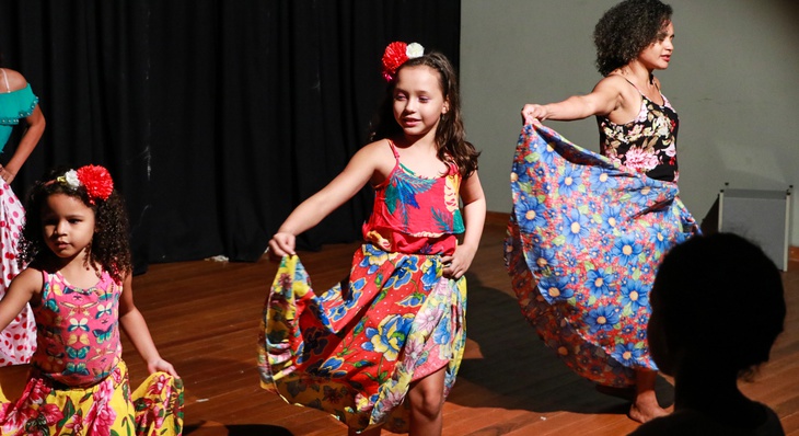 Dançando carimbó, as alunas de danças folclóricas trouxeram o colorido paraense 