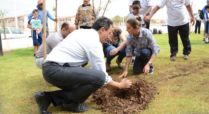 Primeira-dama e gestores municipais durante o lançamento do Projeto Pé de Sombra, que tem como objetivo inicial realizar o plantio de 36 mil árvores em Palmas 