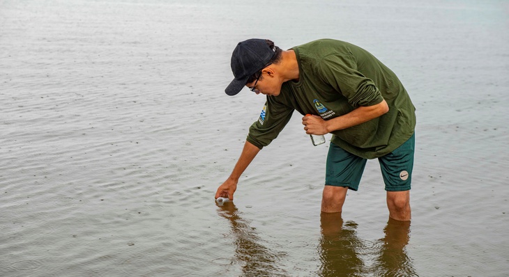 FMA realiza Coleta de água na praia para monitoramento daqualidade da água no Lago de Palmas
