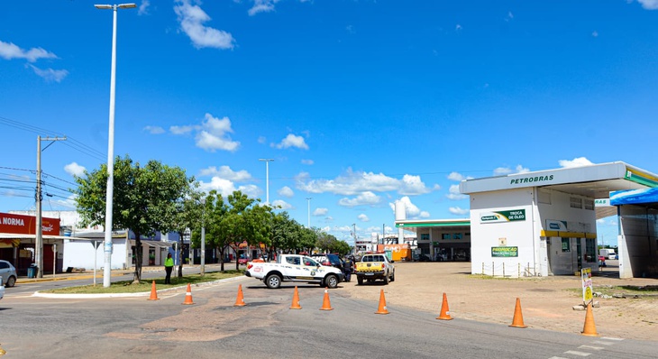 Rotatória de acesso à Avenida Tocantins em Taquaralto foi fechada inviabilizando o trânsito na principal via do setor
