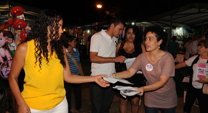 Na Feira do Bosque, a equipe da Sumudhe distribuiu kits, com material informativo acerca da violência contra as mulheres.
