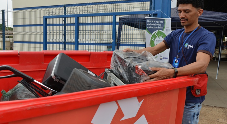 Drive-thru de logística reversa recebeu equipamentos pós consumo pra reciclagem