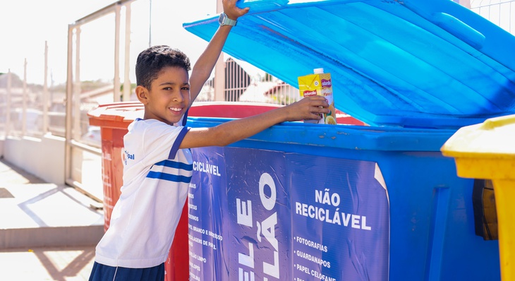 Estudante do 3º ano, Alexandre Santiago está incentivando os pais a separarem material para reciclagem.