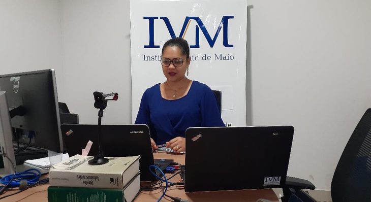 A instrutora Joana Paula durante transmissão de aula ao vivo pelo IVM Online