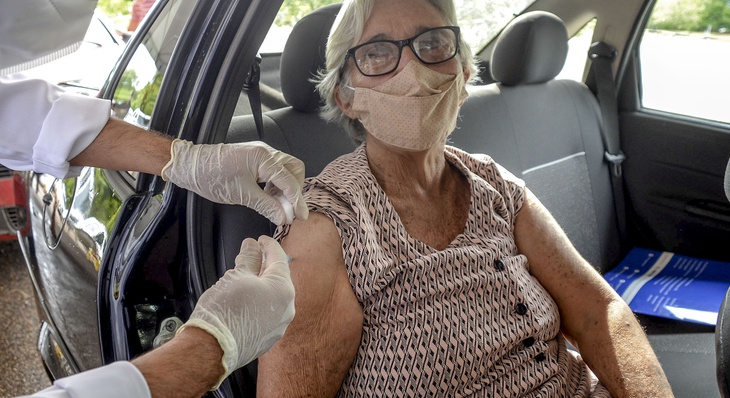 Idosa recebe primeira dose da Coronavac no segundo dia de vacinação