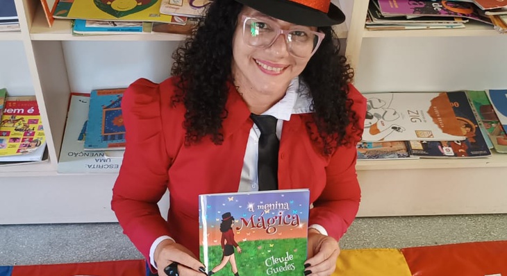 Autora do livro 'A menina mágica' recebe prêmios e dedica aos alunos da ETI Eurídece de Mello