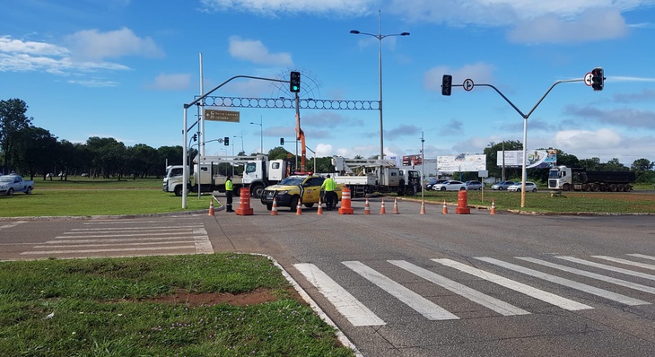 Retirada de portais do túnel de luzes de Natal é iniciada com fechamento parcial de principal avenida da Capital