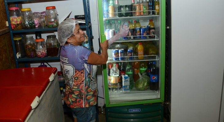 A comerciante Francisca Chaves, dona de um restaurante na Praia das Arnos, comemora aumento das vendas