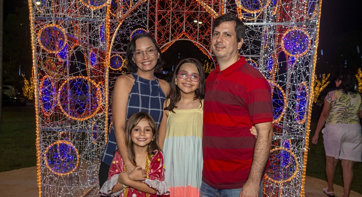 Ariadne Barbosa e Anderson Bandeira com as filhas Elisa, 6 anos, e Letícia 10 anos visitam Espaço Cultural