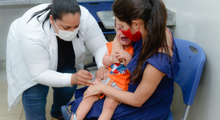 Criança é vacinada em Unidade Básica de Saúde da Capital