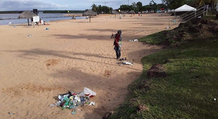 Apesar da recomendação para destinação do lixo na área correta, muita gente descartou resíduos nas areias da Graciosa