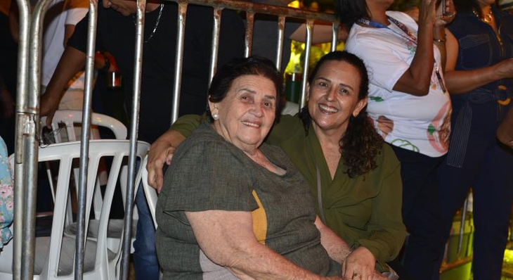 Mãe e filha, Joana Eufrásio, 84 anos, e Sédima Oliveira compartilharam a realização do sonho de assistir o show de Zezo