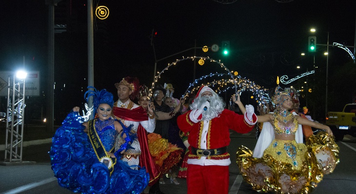 Papai Noel e representantes das juninas de Palmas durante acendimento das luzes de Natal