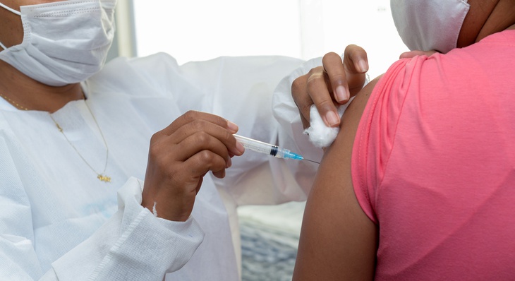Vacinação ocorre em Unidades de Saúde e deve ser agendada pela internet