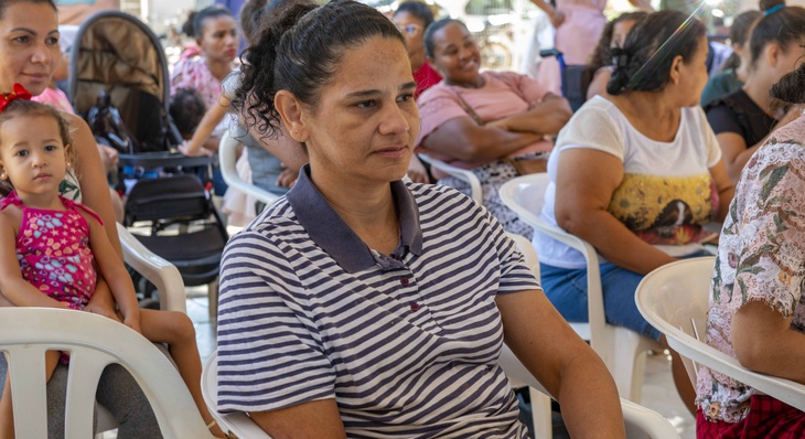 Mãe de três, Valquiria Rodrigues de Souza é beneficiária do Bolsa Família e acompanhou atenta a reunião no Cras Krahô - Arse 131