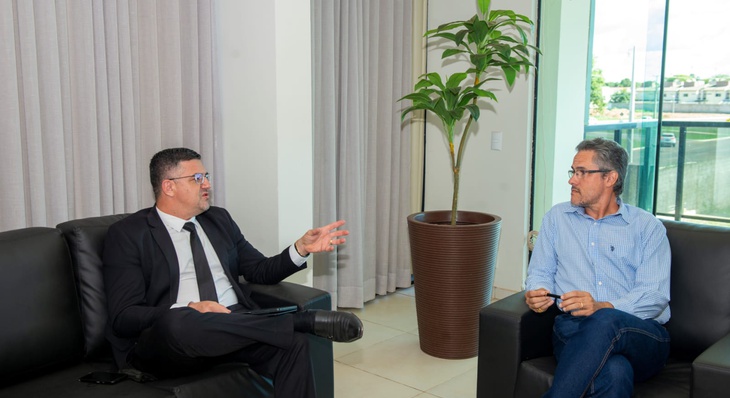 Secretário-executivo do Procon Municipal de Palmas, Cristian Sendic Sudbrack (e), em reunião com  presidente do PreviPalmas, Rodrigo Alexandre Gomes de Oliveira