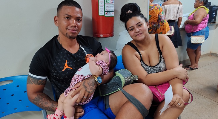 Amanda Kerenn Silva, de 20 anos, ao lado do marido Raian Rodrigues dos Santos, 29 anos, e da filha Pétala Aurora dos Santos, de 4 meses
