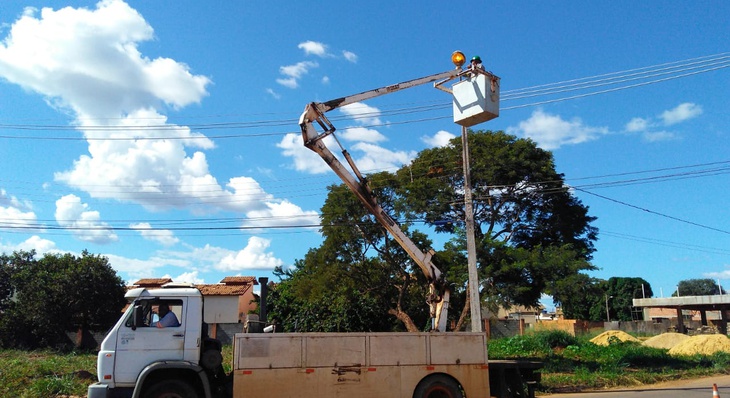 Equipes de manutenção da iluminação pública trabalham na revitalização da iluminação da Arso 102, dentre outras localidades