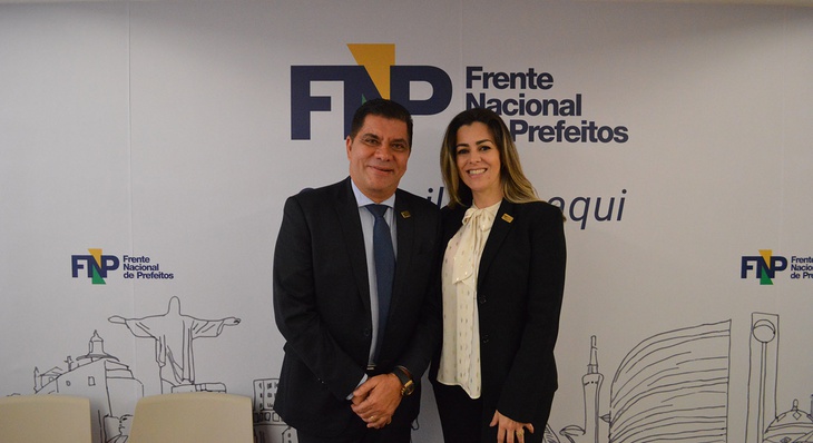 Atual presidente da FNP, Carlos Amastha e prefeita em exercício de Palmas, Cínthia Ribeiro