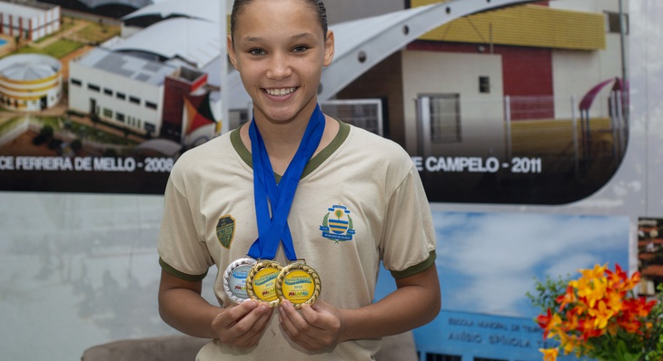 Maria Clara da ETI Caroline Campelo, foi campeã no atletismo conquistando ouro nos 2.000 m feminino e no revezamento 5x80 e prata no lançamento de dardo
