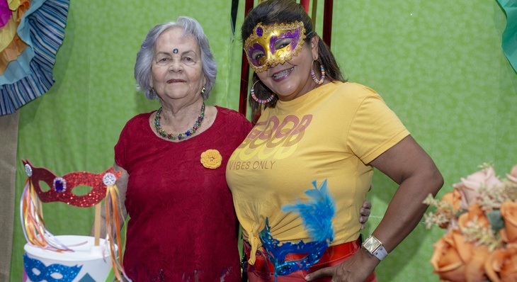 Maria Lúcia recebeu os idosos e festejou ao lado de sua sogra Gilda Gomes