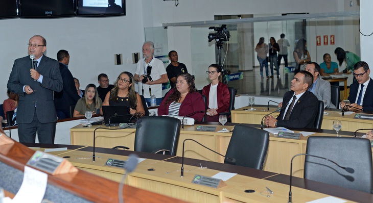 Secretário Municipal da Saúde, Daniel Borini, apresentando relatório na Câmara Municipal