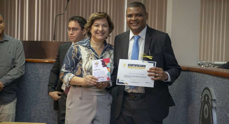    A secretária de Desenvolvimento Social de Palmas, Valquíria Rezende, recebeu o certificado e agradeceu a homenagem